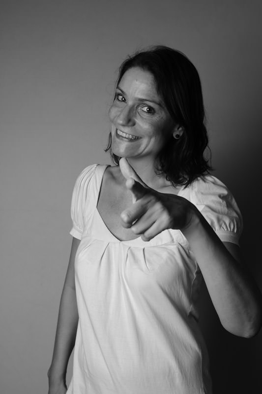20110919084157_esther_inblack_01